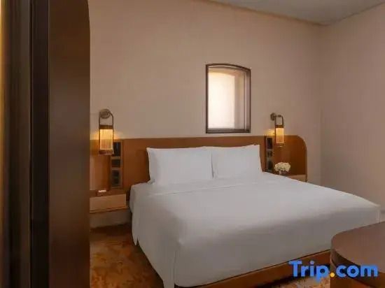 Schlafzimmer einer Villa mit großem Bett und sanfter Beleuchtung