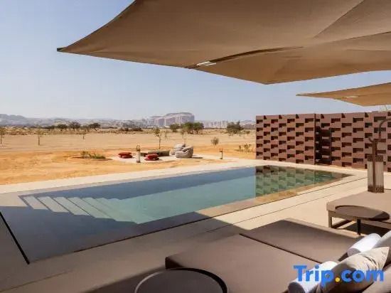 Privater Poolbereich mit Sonnensegel und weiter Landschaft