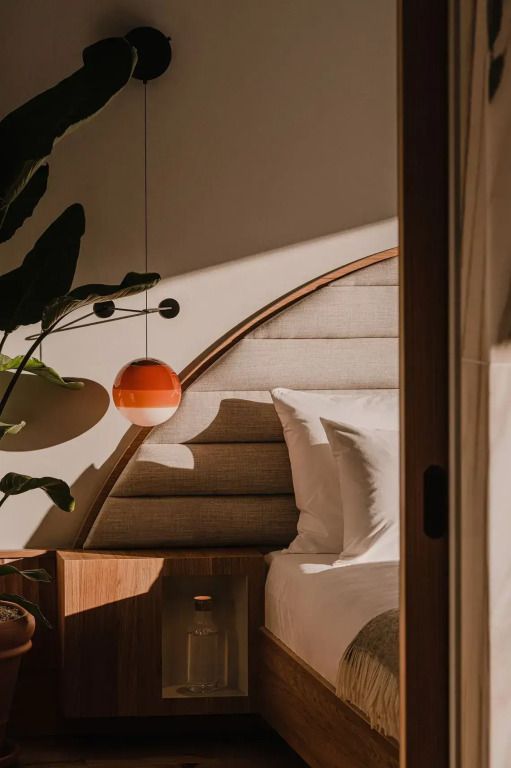 Detailaufnahme eines stilvoll eingerichteten Hotelzimmers mit Designelementen