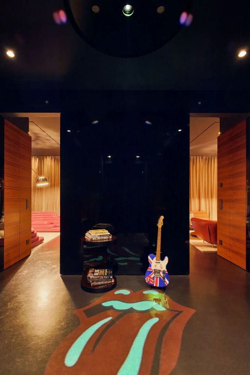 Stilvoller Raum mit Gitarrendekor und gemütlichen Sitzbereichen, modern eingerichtet