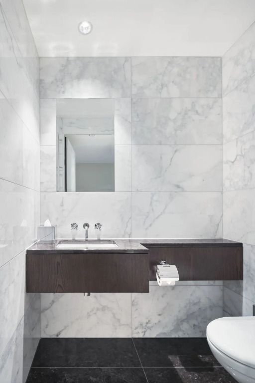 Modernes Badezimmer mit elegantem Marmor-Design