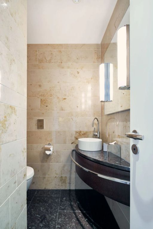 Modernes Badezimmer mit elegantem Waschbecken und Marmorfliesen in der Suite