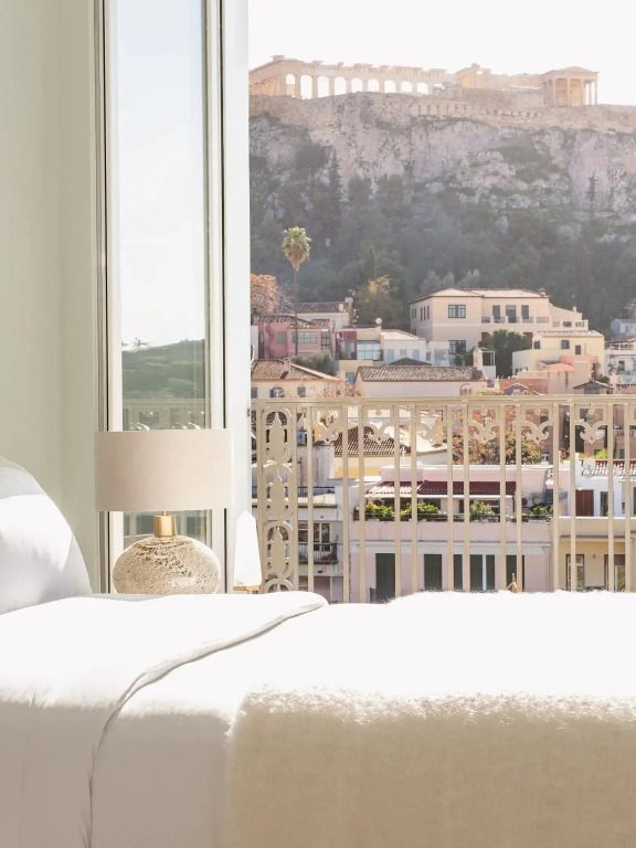 Nahaufnahme eines Bettes mit Blick auf Athen und die Akropolis