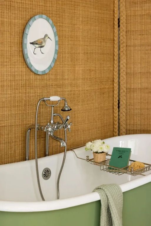 Freistehende Badewanne mit authentischem Wasserhahn und dekorativer Wandplatte