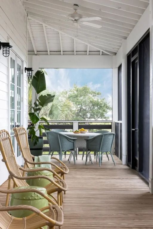 Geräumige Veranda mit Sitzbereich und Blick auf den Garten in der Sweetbay Suite