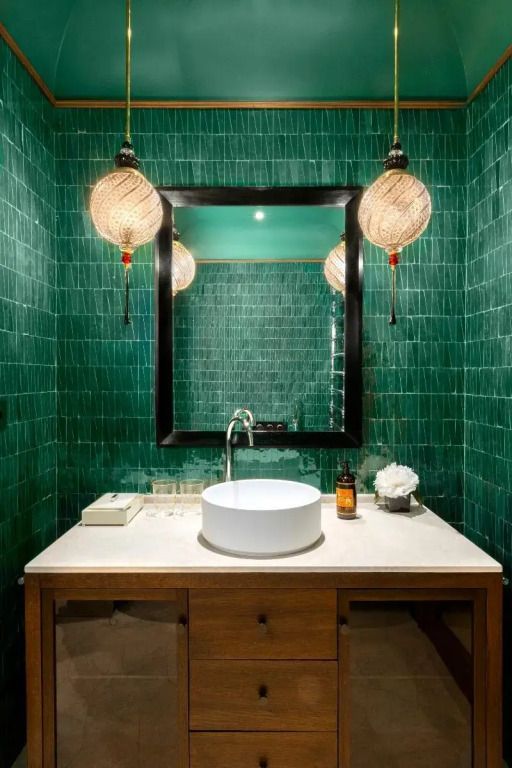Luxuriöses Badezimmer mit grünen Fliesen und modernem Waschbecken