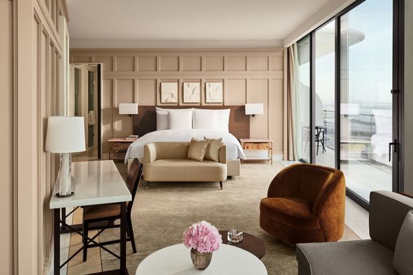 Luxuriöse Junior-Suite mit Doppelbett und stilvoller Einrichtung