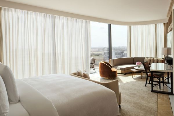 Helles Zimmer mit großem Fenster und moderner Sitzgruppe