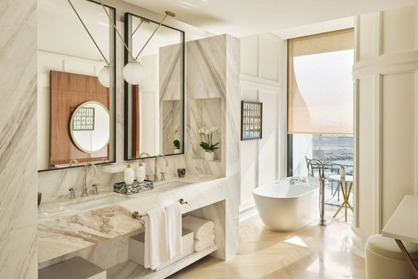 Elegantes Badezimmer mit freistehender Badewanne und Doppelwaschtisch