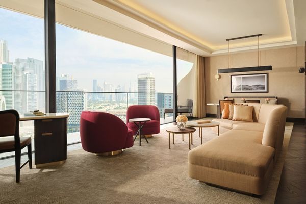 Luxussuite mit modernem Design und Panoramablick auf die Stadt