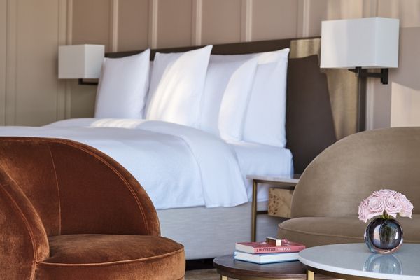 Nahaufnahme eines Bettes mit eleganten Polstermöbeln im Zimmer