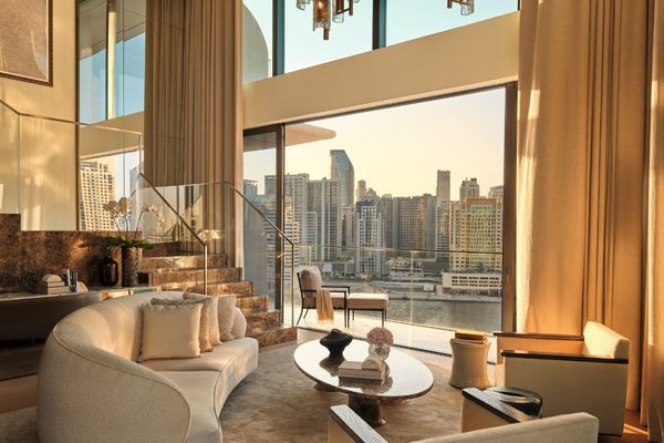 Luxuriöses Wohnzimmer einer Suite mit Blick auf die Stadt und modernen Möbeln