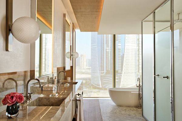 Modernes Badezimmer mit freistehender Badewanne und Panoramaausblick auf Wolkenkratzer