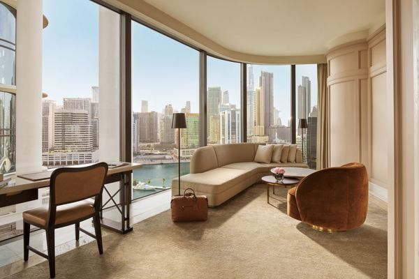 Moderne Suite mit Panoramafenstern und Blick auf die Skyline von Dubai Marina