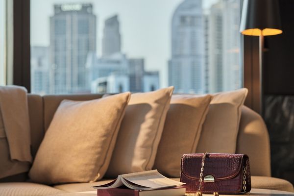 Eleganter Wohnbereich mit gemütlichem Sofa und Ausblick auf dubaische Hochhäuser