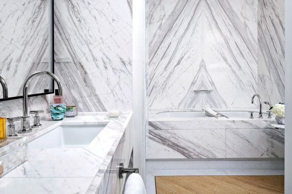 Luxuriöses Marmorbad mit großer Badewanne und stilvoller Ausstattung