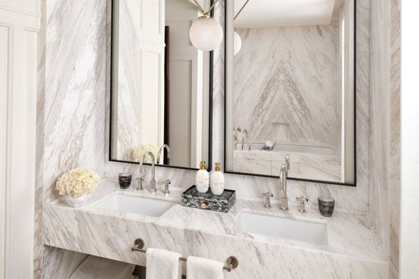 Marmorbad mit Doppelwaschbecken und eleganten Armaturen im Sunrise Doppel Zimmer