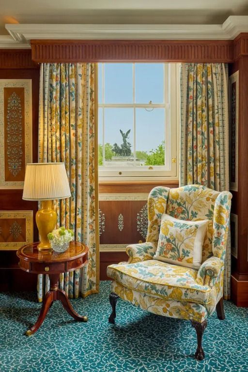 Gemütliche Sitzecke der St James Suite mit Blick aus stilvollen Fenstern.