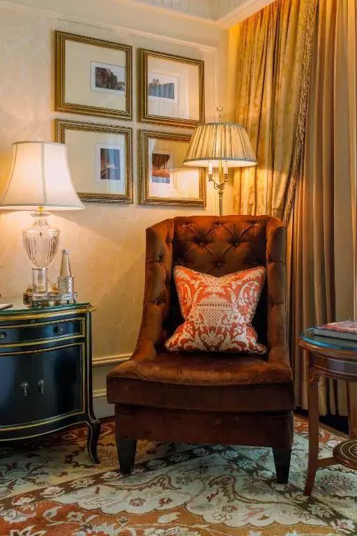 Behaglicher Sitzbereich mit Sessel und Tischlampe in einem luxuriösen Ambiente