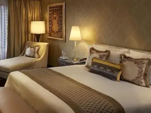 Großzügiges Doppelbett in elegantem Hotelzimmer