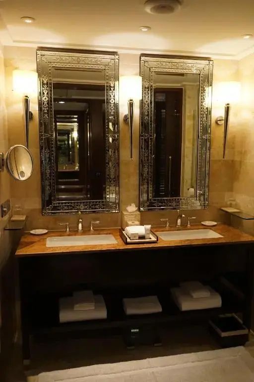 Elegantes Badezimmer mit Doppelwaschbecken im The Leela Palace Udaipur