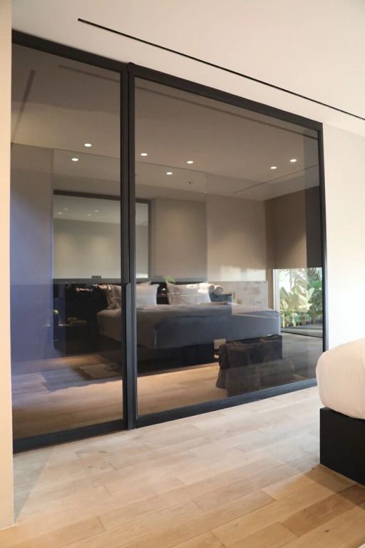 Geräumige luxuriöse Villa mit Spiegel und minimalistischem Design