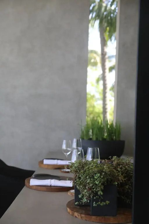 Eleganter Essbereich mit Weingläsern und Begrünung auf einer Terrasse
