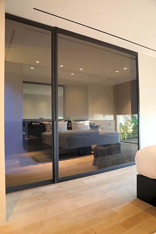 Modernes Schlafzimmer mit großen Glasfenstern