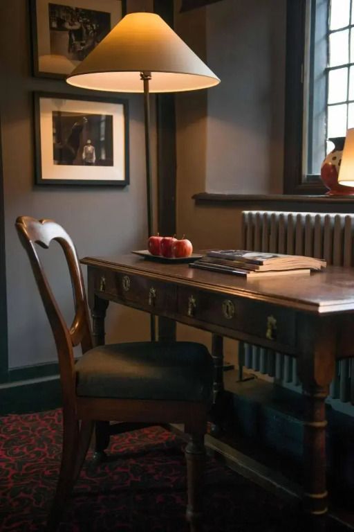 Eleganter Schreibtisch mit Stuhl und Lampe in warmer Beleuchtung