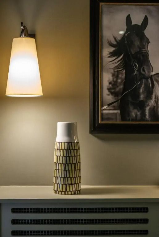 Detailaufnahme von dekorativem Wandbild und Lampe im Superior Doppelzimmer