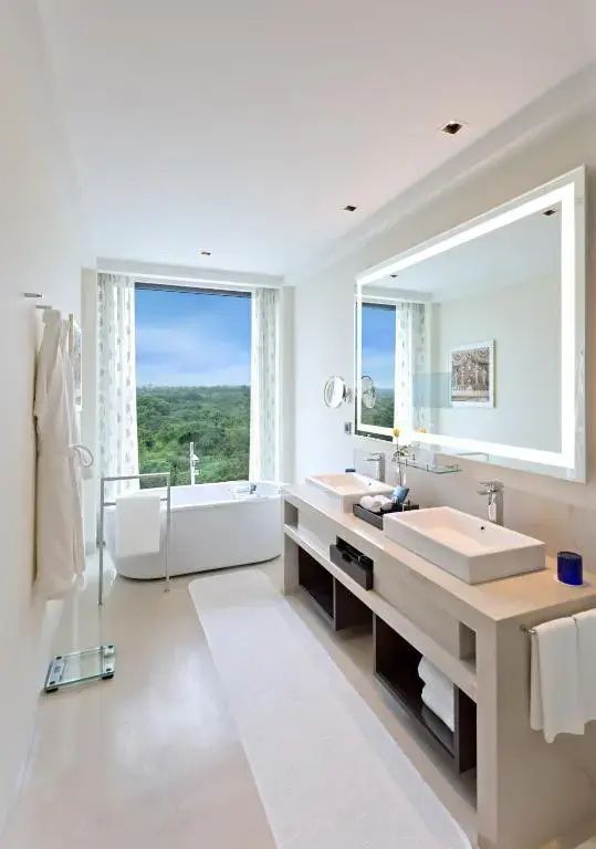 Luxuriöses Badezimmer mit großer Badewanne und weitem Ausblick