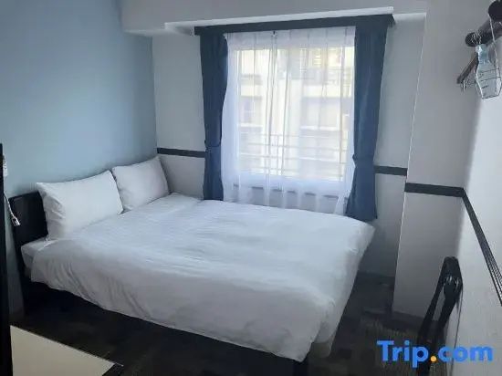 Gemütliches Doppelzimmer mit großem Bett und Blick aus dem Fenster