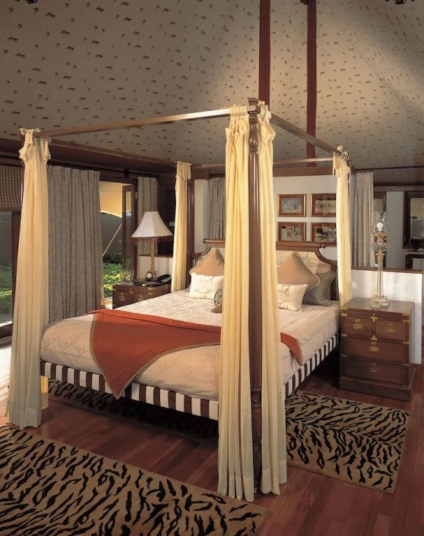 Gemütliches Schlafzimmer mit Himmelbett und stilvoller Einrichtung