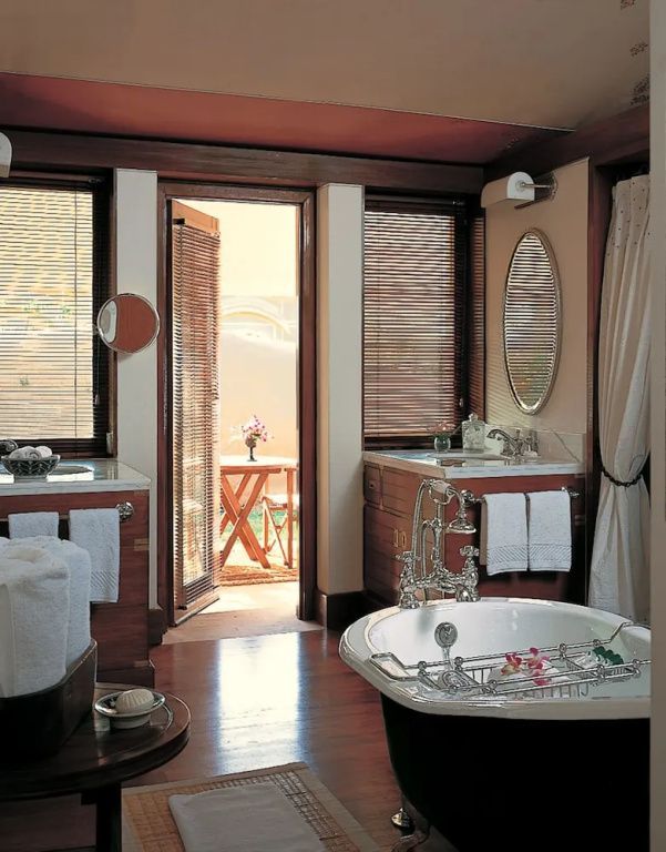 Modernes Badezimmer mit Zugang zur Terrasse und stilvoller Ausstattung
