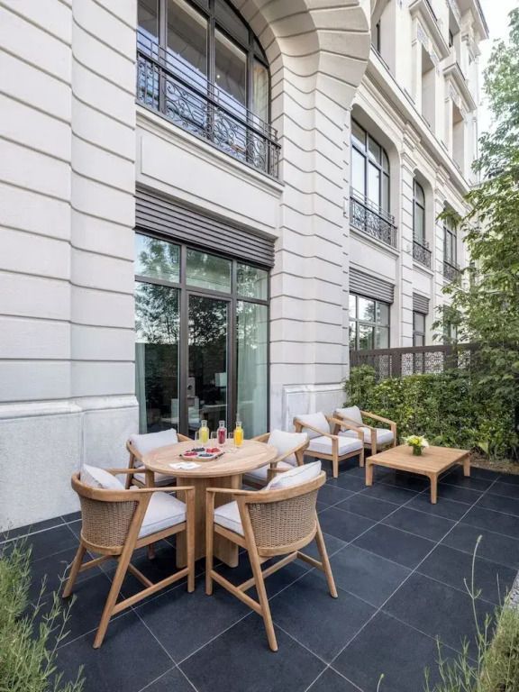 Geräumige Terrasse mit gemütlicher Sitzgruppe und Pflanzen