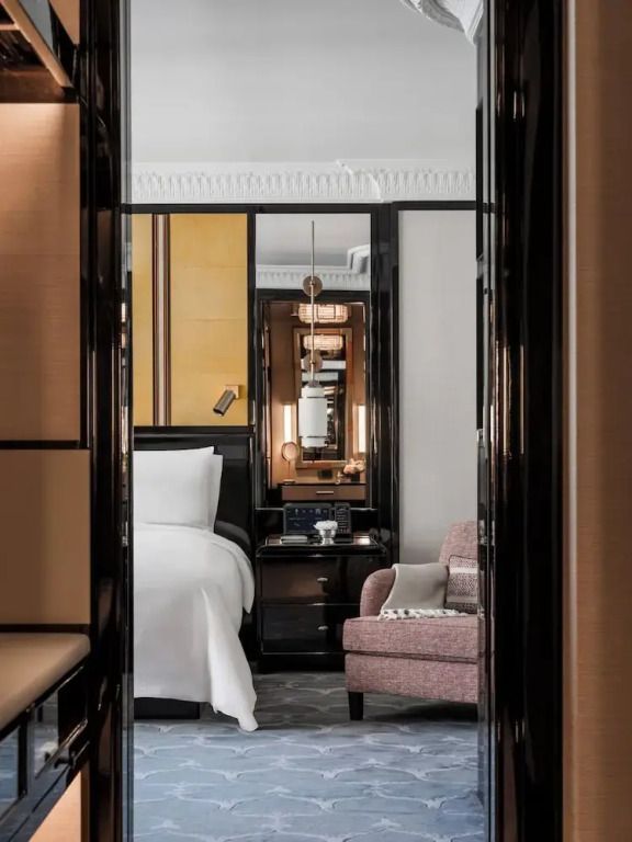 Durchgang zum eleganten Sitzbereich im Deluxe Doppelzimmer