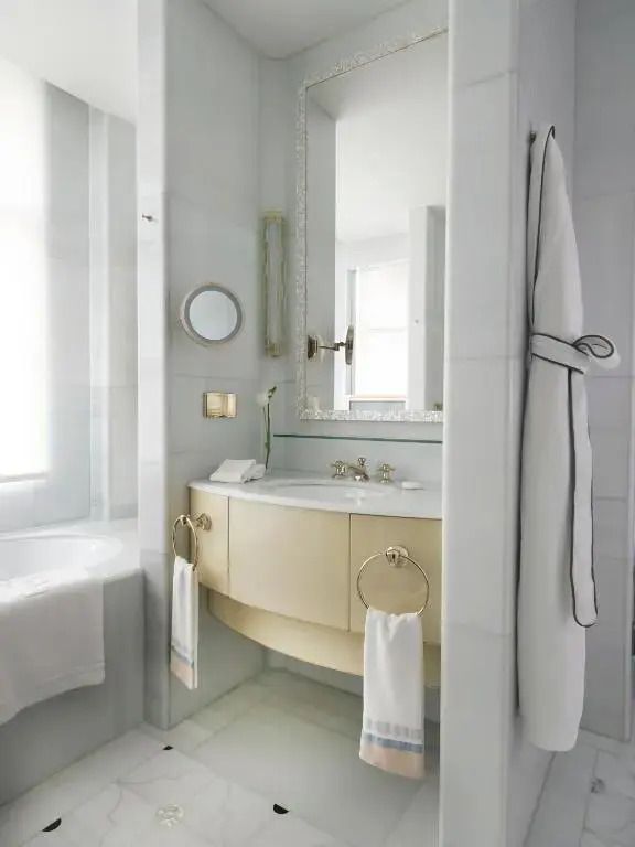 Luxuriöses Badezimmer mit goldenen Armaturen und elegantem Waschbereich