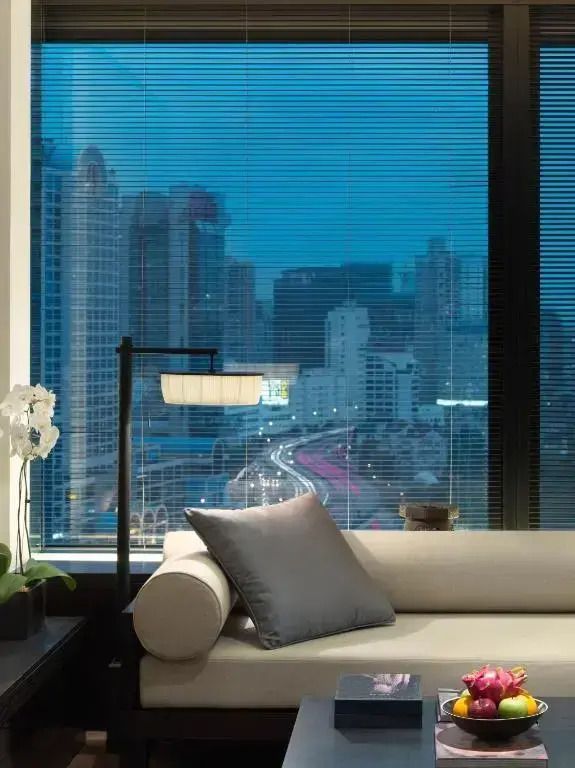 Moderne Suite mit Blick auf die Skyline von Shanghai.