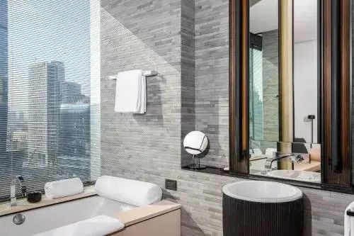 Luxuriöses Badezimmer mit stilvollen grauen Fliesen und Blick auf die Stadt