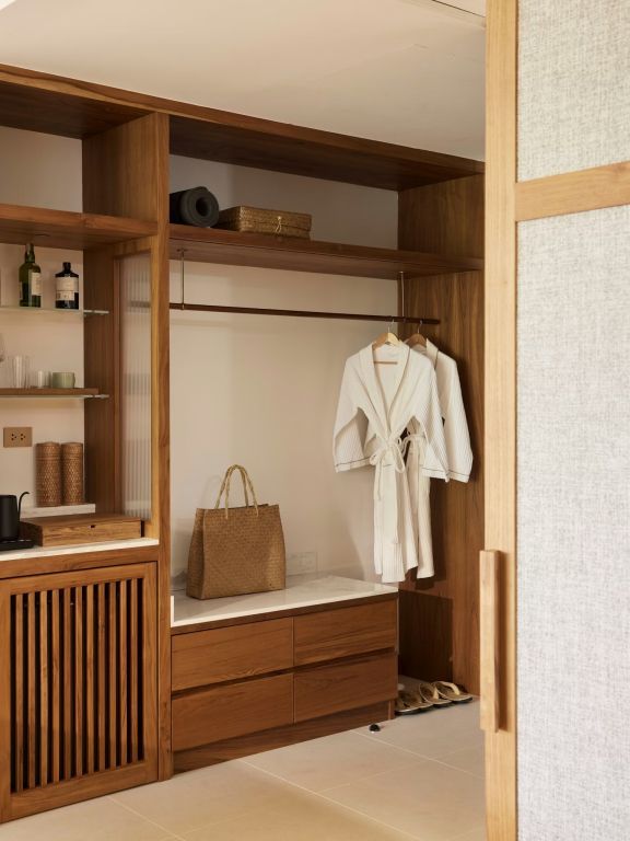 Begehbarer Kleiderschrank im Hotelzimmer mit Badebekleidung und Tee-Set