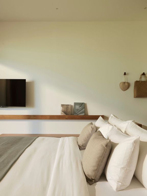 Flachbildfernseher im Zimmer mit stilvoller minimalistischer Dekoration