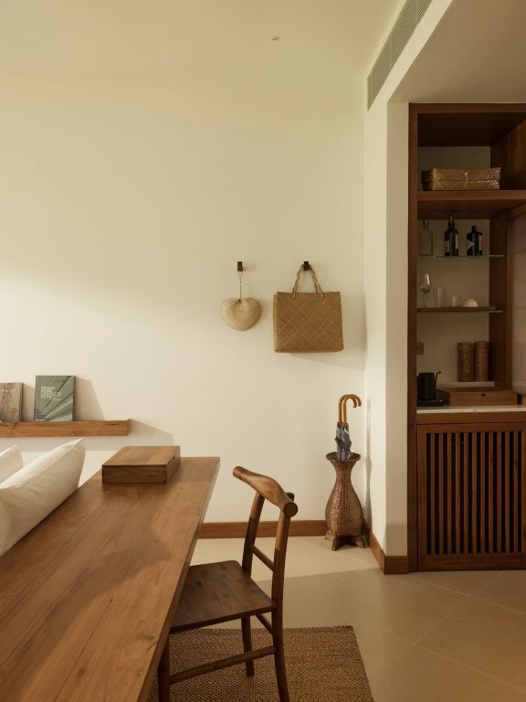 Holzschreibtisch und offenes Regal mit stilvollen Accessoires