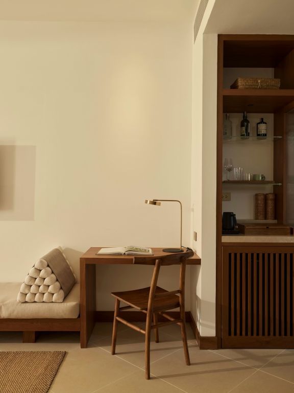 Schreibtisch mit Stuhl und Mini-Bar in einem elegant eingerichteten Raum