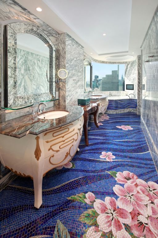 Luxuriöses Badezimmer mit blauen Mosaikfliesen und Stadtblick