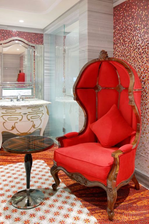 Roter luxuriöser Sessel in einem opulenten Badezimmerdesign