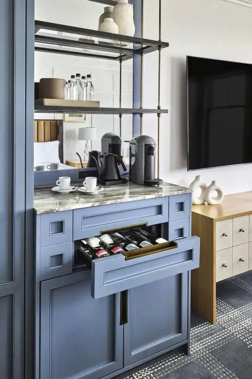 Elegante Kaffeeecke mit Kaffeemaschine und Ausziehschublade im Zimmer