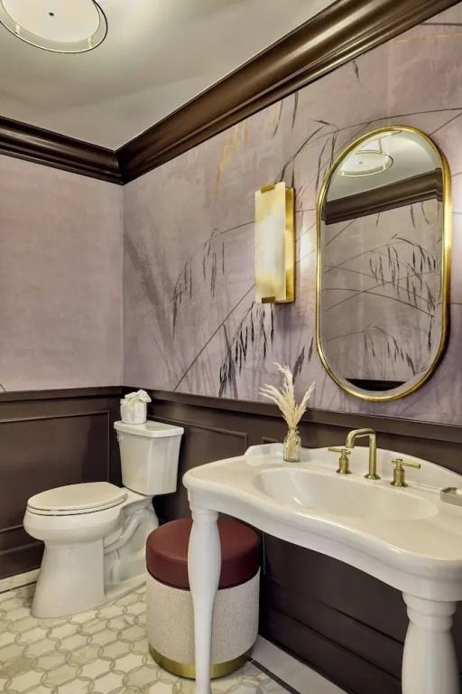 Elegantes Badezimmer mit einem großen Spiegel und einer dekorativen Tapete