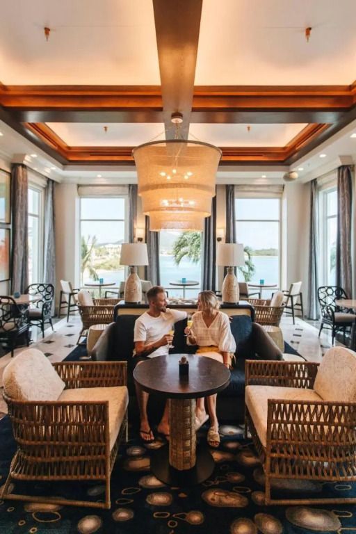 Eleganter Lounge-Bereich mit Meerblick und luxuriösem Interieur