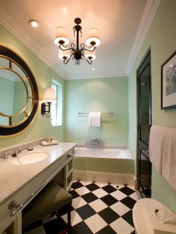 Badezimmer mit einladender Badewanne und stilvollem Kronleuchter