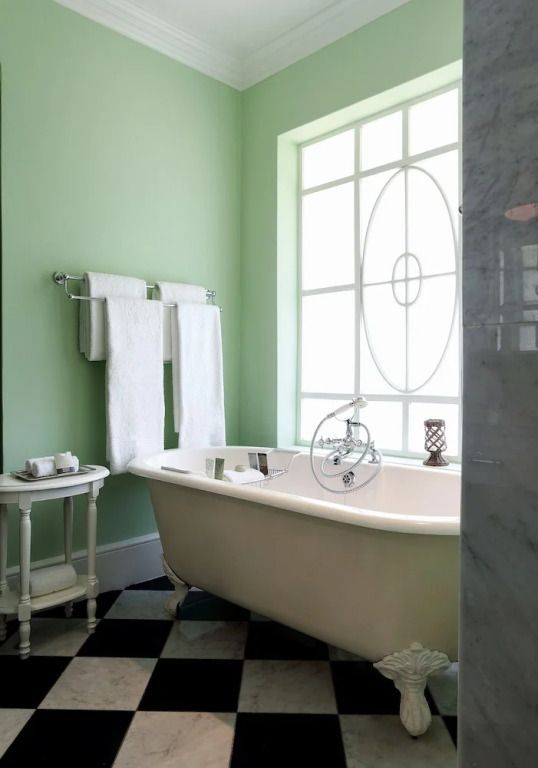 Freistehende Badewanne in elegantem Badezimmer mit großen Fenstern